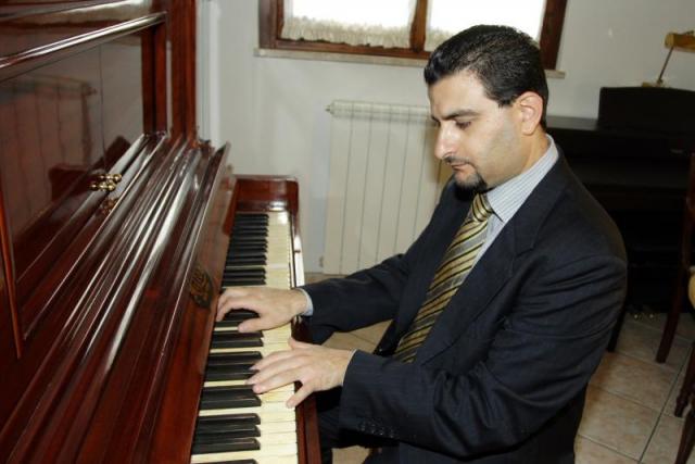 Francesco Marino al pianoforte mentre suona "Partenope" 